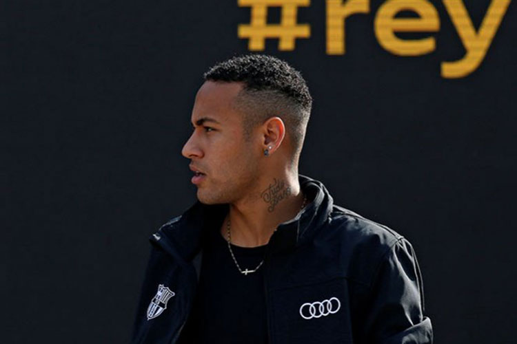 Neymar les da un ‘aventón’ a Messi y Mascherano