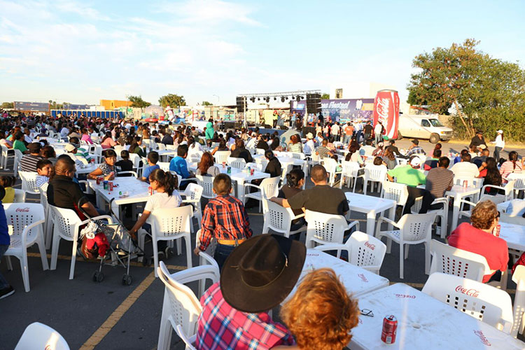 Disfrutan comerciantes de pre posada y Caravana Cultural