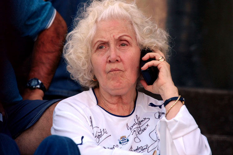 Denuncian a madre Cristina Fernández por presunto fraude