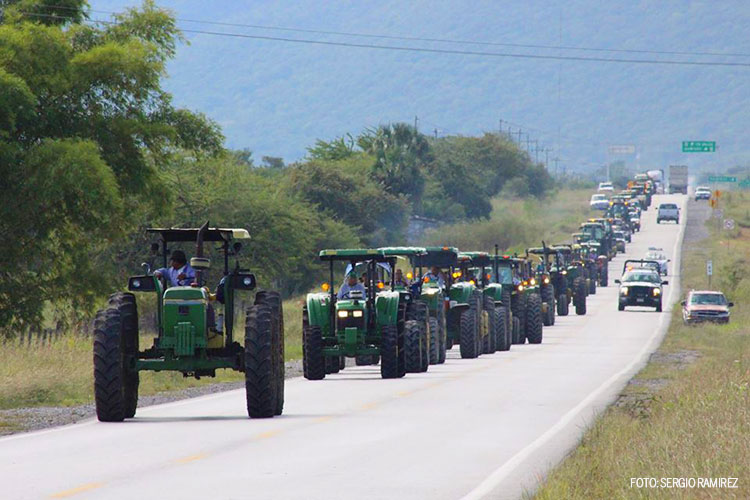 protestan-productores-cierran-carretera