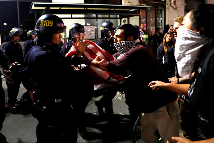 Acusa Trump a medios de impulsar marchas en su contra