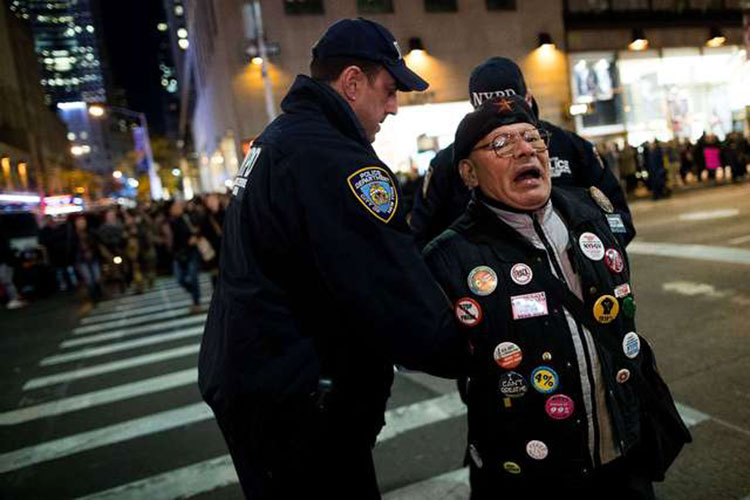 Tercera noche de protestas contra Trump
