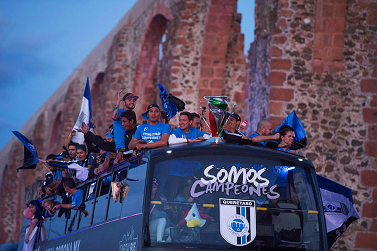Gallos presumen la Copa MX por las calles de Querétaro