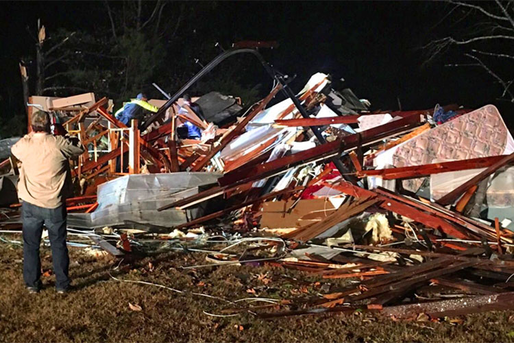 Tornados dejan 5 muertos y destrucción en Alabama y Tennessee