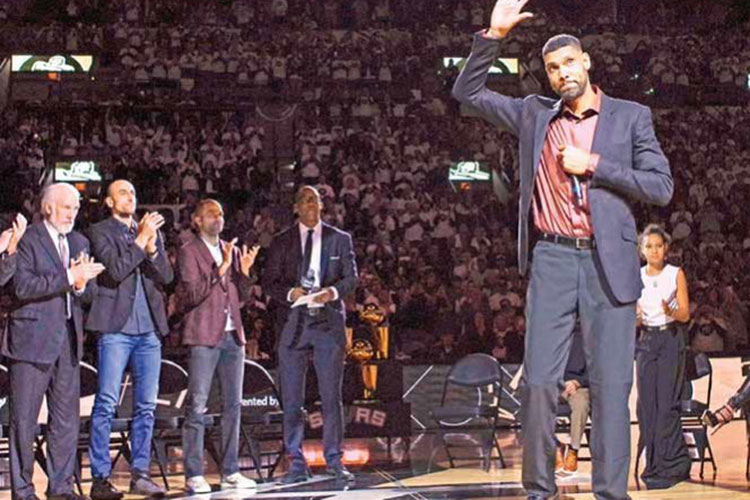 Los Spurs Retiran su jersey; Duncan refulge
