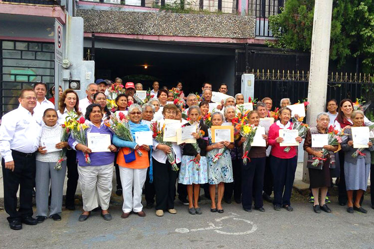 Reciben adultos mayores certificados de educación básica