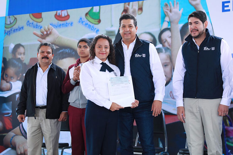 Entrega Gobernador más de 100 mil becas a estudiantes destacados