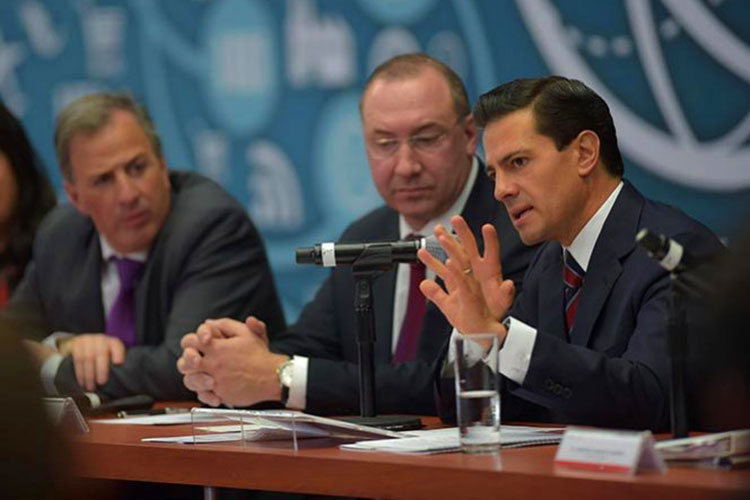 Empresarios entregan a Peña Nieto la Agenda México 2030