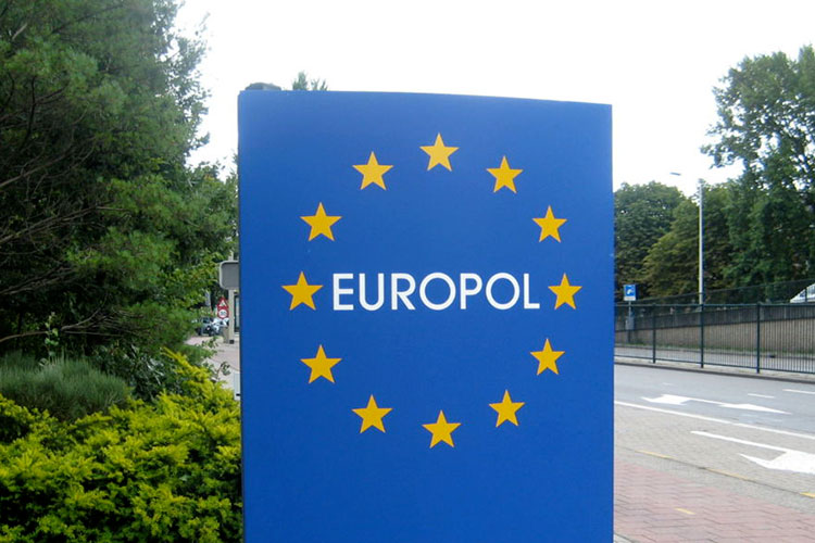 Existe amenaza permanente de atentados del EI en Europa: Europol
