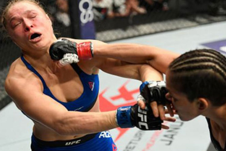 Amanda Nunes propina brutal KO a Ronda Rousey