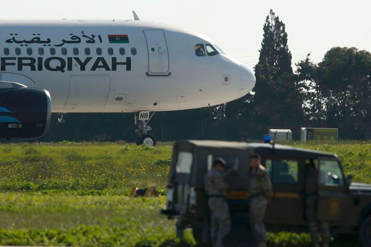 Liberan pasajeros de avión secuestrado en Libia