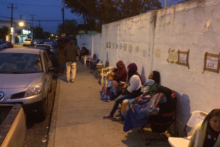 Acampan a 10 grados para ganar un lugar en la secundaria “Álvaro Obregón”
