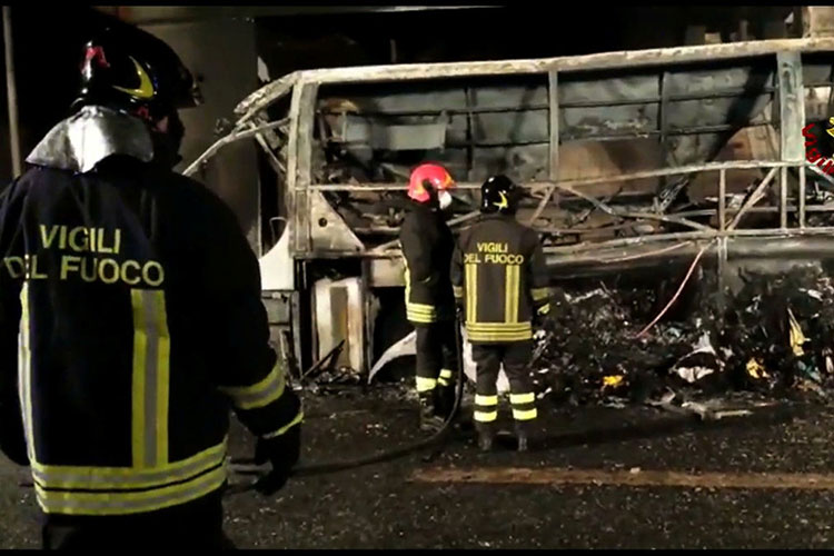 Autobús súfre accidente en Italia; hay 16 muertos