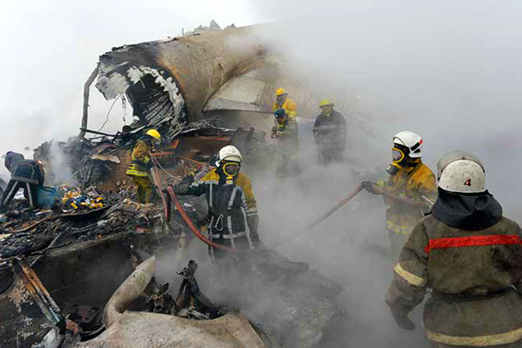 Avión de carga cae en un pueblo en Kirguistán; al menos 37 muertos