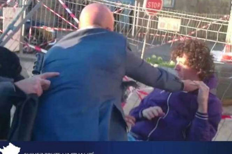 Cachetean al ex primer ministro de Francia