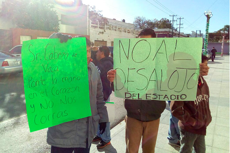 Se manifiestan ambulantes del Estadio en Palacio de Gobierno
