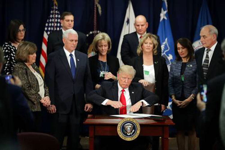 Trump ordena construcción del muro