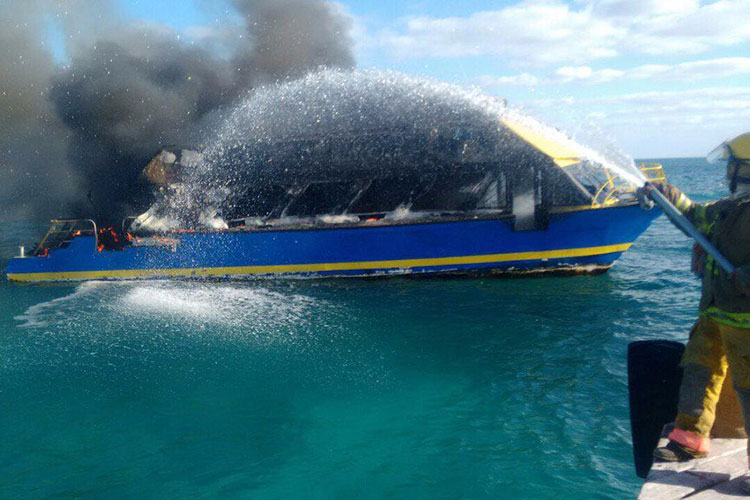 Se incendia ferry en embarcadero de Playa Tortugas