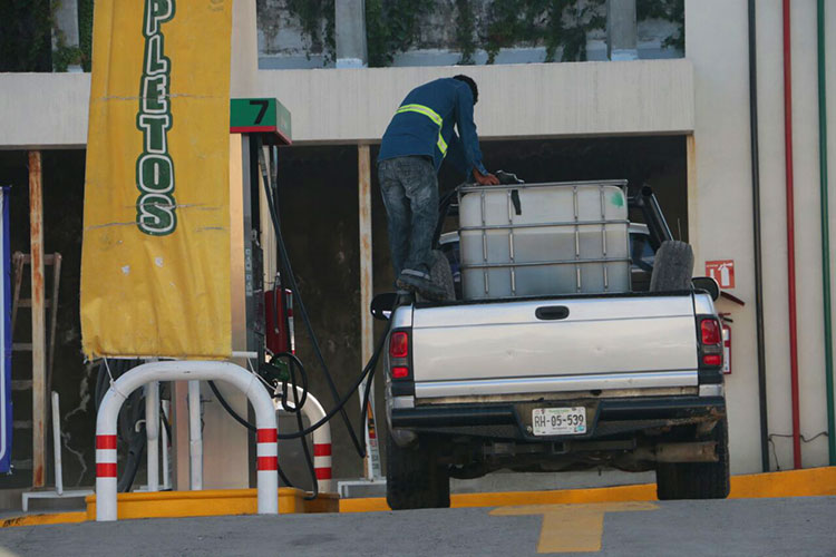 Por “gasolinazo”, particulares almacenan combustible