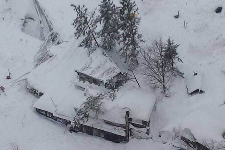 Avalancha de nieve sepulta hotel en Italia