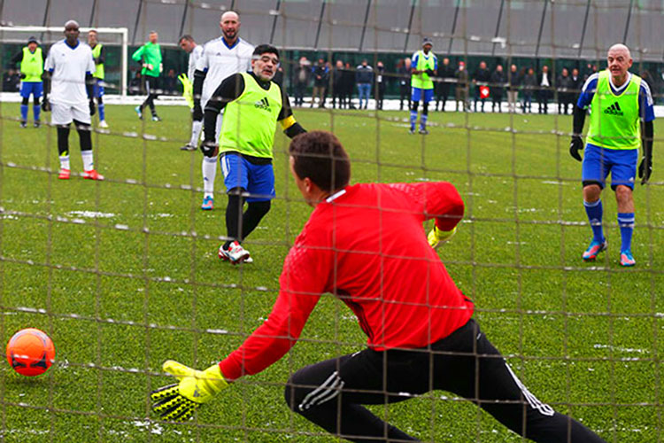 Maradona e Infantino comparten equipo en ‘Partido de Leyendas’