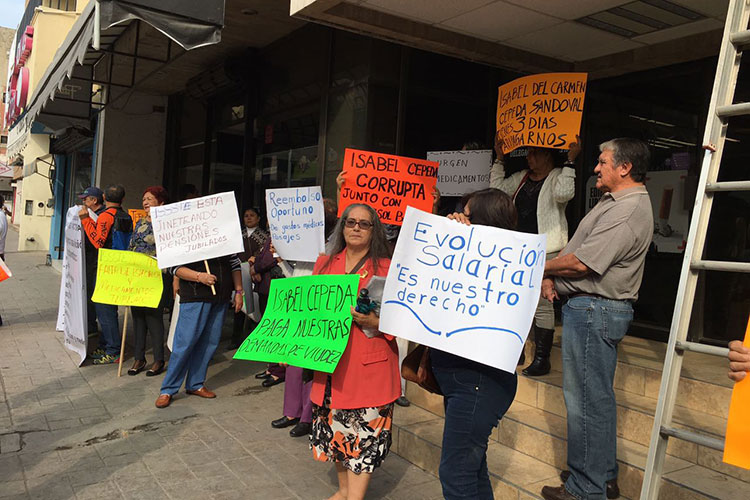 Pensionados y jubilados toman oficinas del ISSSTE