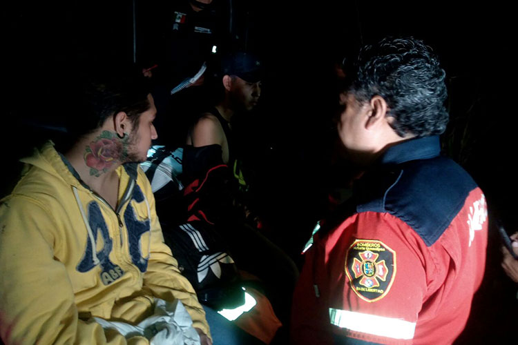 Se pierden en la sierra y usan láser para ser rescatados