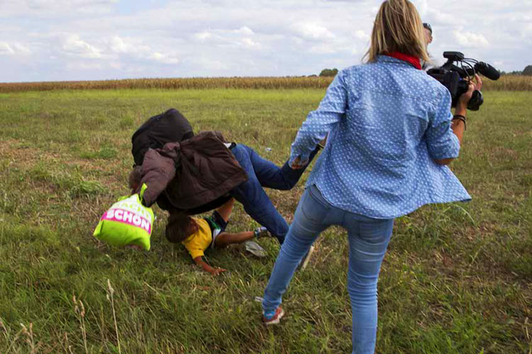 Periodista que pateó a refugiados, condenada a 3 años de libertad condicional
