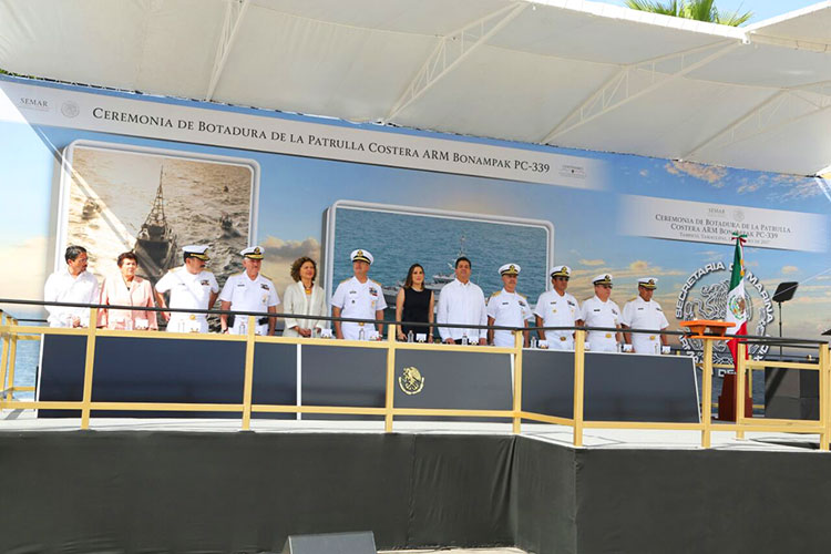 Gobernador presente en la puesta a flote de patrulla costera