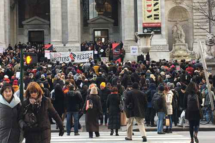 Escritores protestan contra la amenaza a las libertades que representa Trump