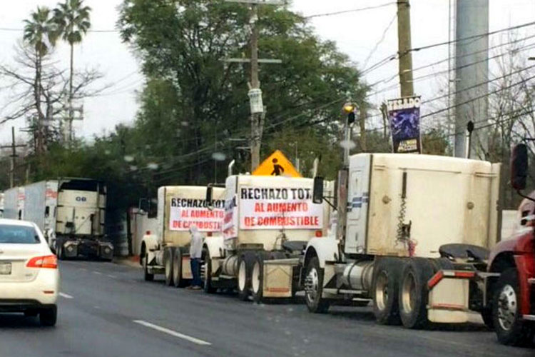 Protestan traileros por gasolinazo en Nuevo León