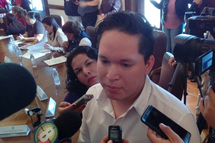 Llama regidor a restringir uso de vehículos oficiales