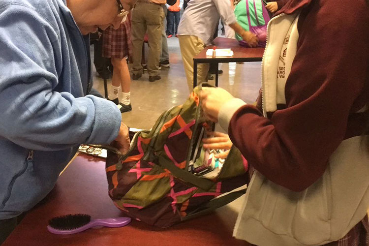 Revisan mochila a alumnos de secundaria “Alvaro Obregón”