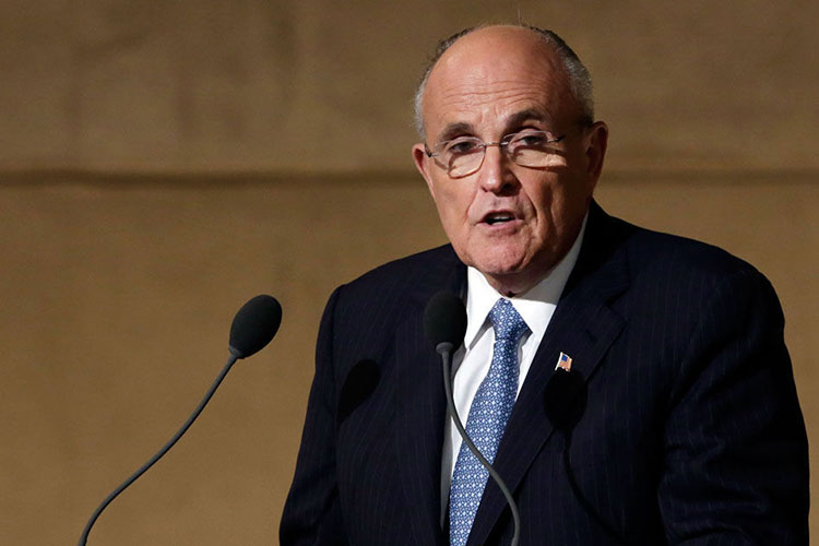 Trump nombra a Giuliani para presidir juntas de seguridad cibernética