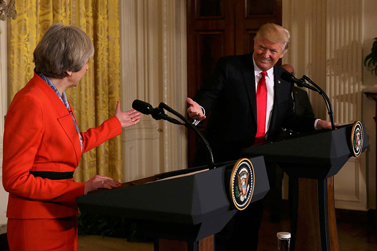Theresa May felicita a Trump por su ‘asombrosa victoria electoral’
