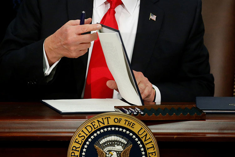 Trump firma orden ejecutiva para comenzar construcción del muro