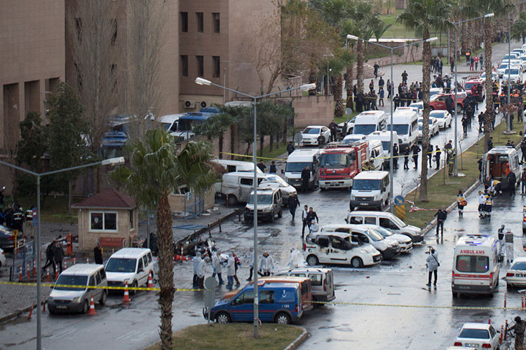 Estalla coche bomba en Turquía; al menos 2 muertos
