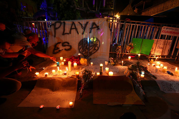 Vigilia en Blue Parrot en memoria de víctimas del tiroteo