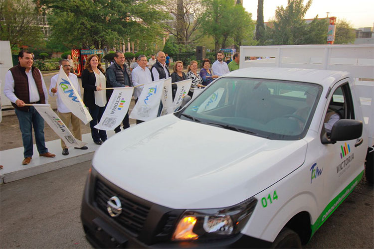 Entrega Óscar Almaraz nuevas camionetas para limpieza