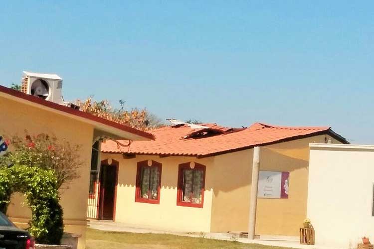 Cae techo de una primaria; en riesgo 200 alumnos