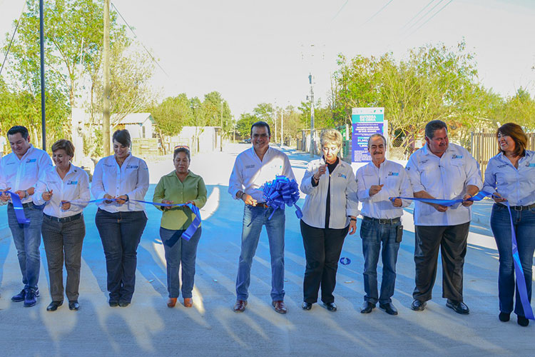 Entrega Enrique Rivas obras de pavimentación