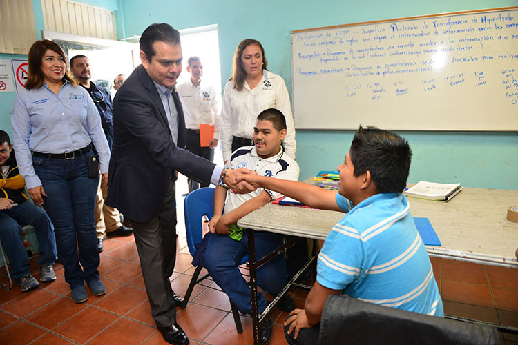 Muestra alcalde interés en la educación de discapacitados