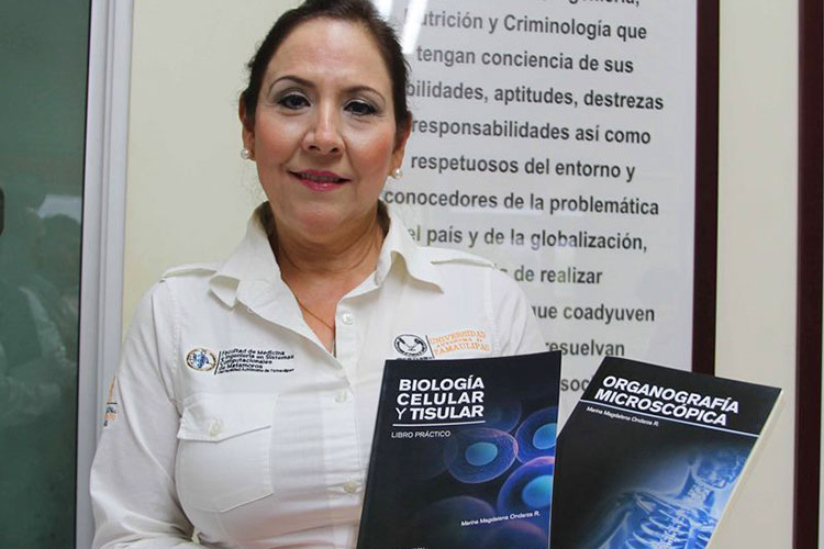 Produce maestra de la UAT libros para alumnos de Medicina