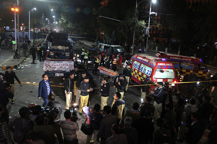 Al menos 10 muertos y 60 heridos deja atentado suicida en Pakistán
