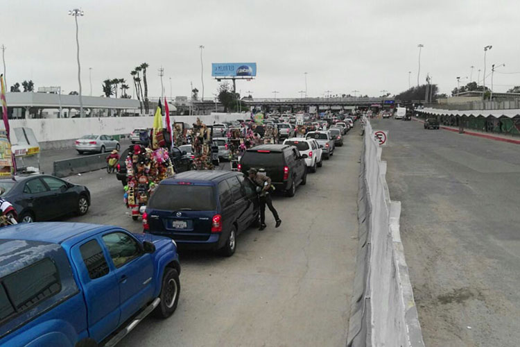 Miles de mexicanos secundan boicot en la frontera con EU