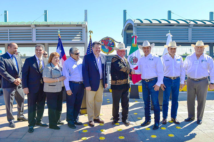 Se reúnen a mitad del Río Bravo CDV y Comisionado de agricultura de Texas