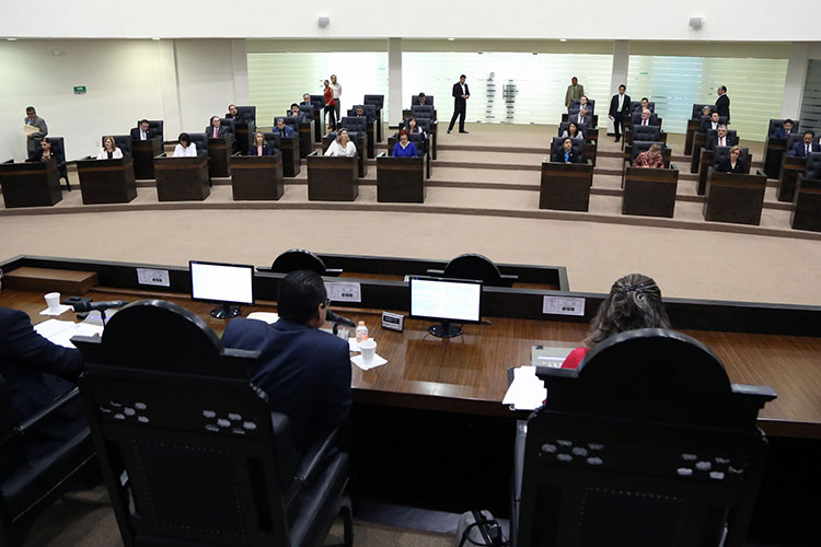 Diputados no se bajarán salario; Sí a jefes de área