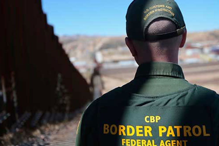 A punta de tuits Trump defiende serie de deportaciones y redadas