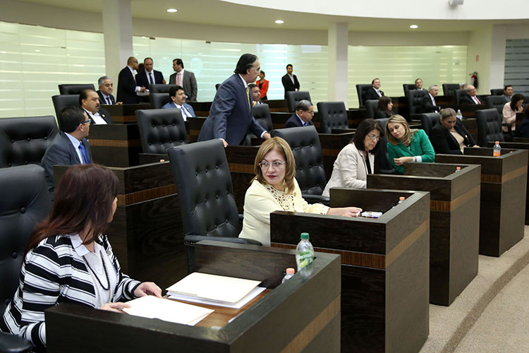 Diputados no se bajarán salario; Sí a jefes de área