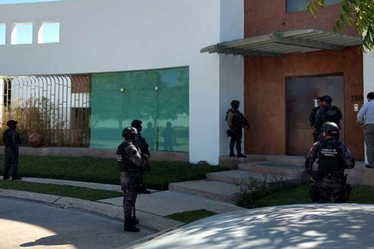 Hallan 54 mil dólares en casa de suegros de Javier Duarte